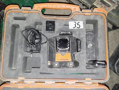 une mallette contenant un appareil photo et d'autres objets