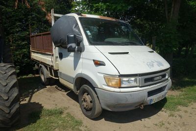 un camion blanc garé sur le bord de la route