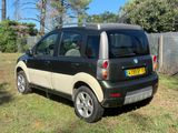 une petite voiture garée dans l'herbe