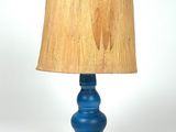 une lampe de table bleue avec un abat-jour en bois