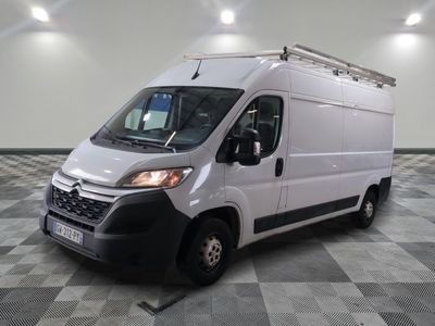 la camionnette blanche est garée sur le sol en damier d'une pièce