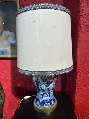 Pied de lampe en faïence de Delf à décor en camaïeu bleu de perroquets