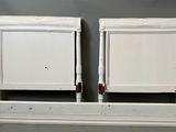 une paire de tables de chevet peintes en blanc, avec des tiroirs superposés