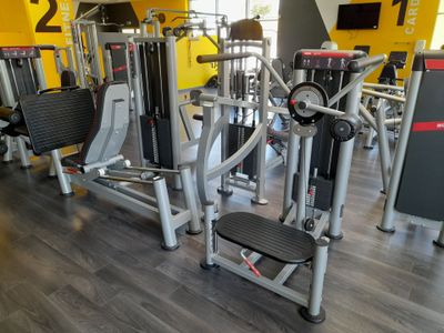 une salle de sport avec des machines et d'autres équipements