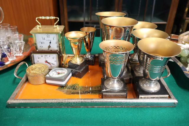 Lot de 8 coupes, réveils, pendulette d’officier moderne