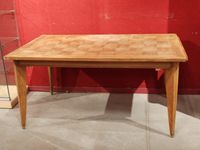 Table à allonges à dessus parqueté en chêne.