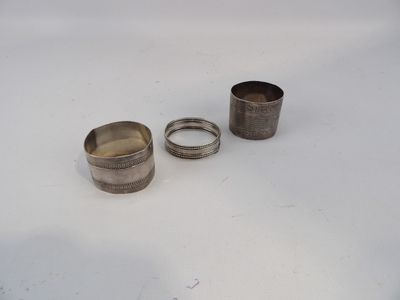 trois types différents d'objets métalliques sur une surface blanche