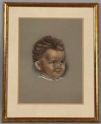 portrait d'un bébé dans un cadre doré sur fond gris