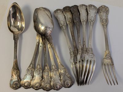 beaucoup de cuillères en argent et de cuillères sur la table