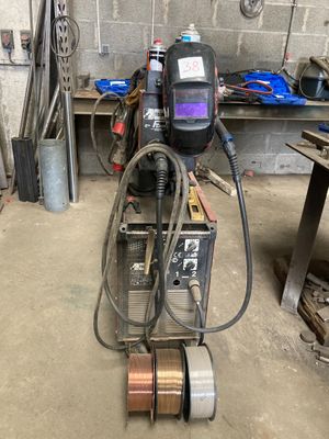 une soudeuse qui traîne dans un garage