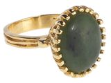 Gros plan sur une bague contenant une pierre verte