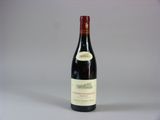une bouteille de vin posée sur une table