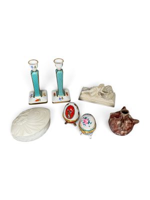 beaucoup de petits objets posés sur une table
