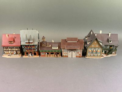 tout un tas de bâtiments miniatures posés sur une table