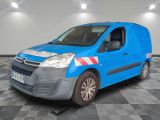 une camionnette bleue garée sur un sol en damier