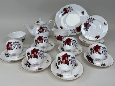 de nombreux types de tasses et soucoupes pour le thé et le café