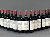 un groupe de bouteilles de vin posées sur une table