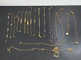 un ensemble de colliers et de bracelets en or posés sur un fond noir