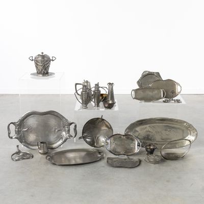 de nombreux objets en argent exposés dans une pièce