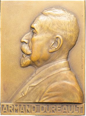 une photo d'une plaque en bronze représentant un homme barbu