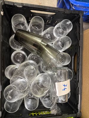 une boîte contenant des verres à vin vides et une bouteille à l'intérieur