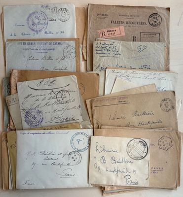 de nombreuses vieilles lettres et enveloppes posées sur une table