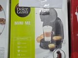 trois boîtes de café sont posées sur une étagère dans un magasin