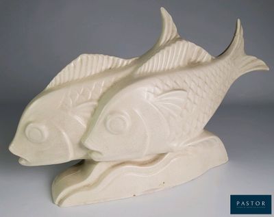 deux poissons blancs posés l'un sur l'autre sur une table