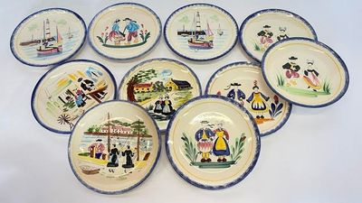 six assiettes ornées de motifs différents, posées sur un fond blanc