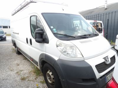 une camionnette blanche garée dans un parking