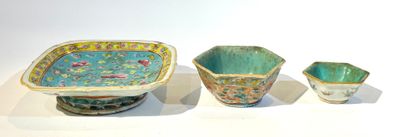 trois pièces de poterie posées sur une surface blanche