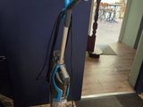 une photo d'un aspirateur posé par terre