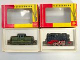 trois boîtes de petits trains disposées les unes à côté des autres