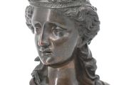 buste en bronze représentant une femme aux cheveux tressés et coiffée d'une couronne