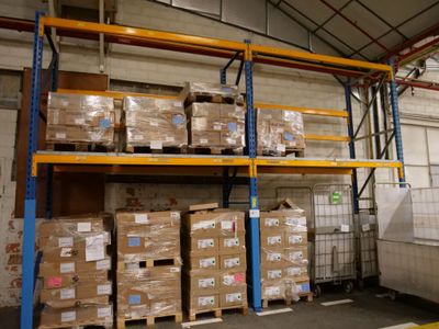 UN Ensemble DE Racks Lourds Comprenant 3 Echelles 400 X 100 …