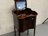 une petite coiffeuse en bois surmontée d'un miroir