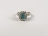 Gros plan sur une bague contenant une pierre verte