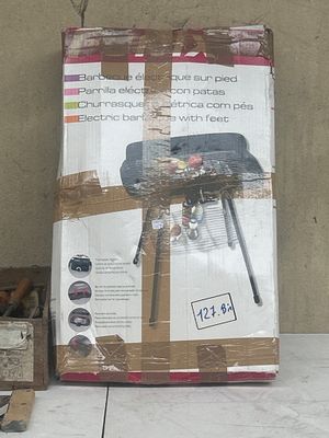 une boîte en carton sur laquelle est représenté un barbecue