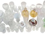beaucoup de bouteilles et de gobelets en plastique vides sur la table