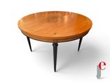 une image représentant une table en bois aux pieds noirs sur fond blanc