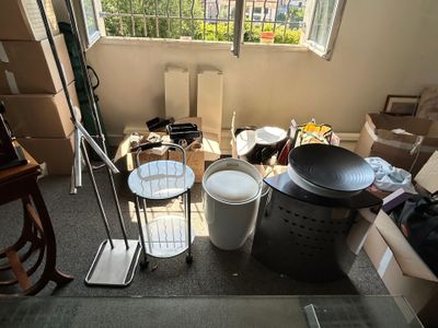 une photo d'une chambre en désordre avec plein d'objets par terre