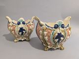 un ensemble de deux pots à sucre et à crème en céramique bleue et blanche sur fond gris