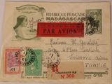 une vieille carte postale sur laquelle figure la photo d'une femme