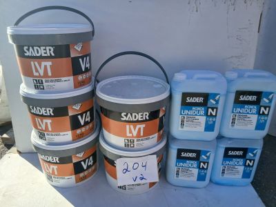 plusieurs seaux de peinture posés les uns à côté des autres sur une table