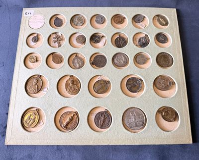 beaucoup de pièces qui sont sur la table