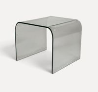 Table basse contemporaine en verre fumé.