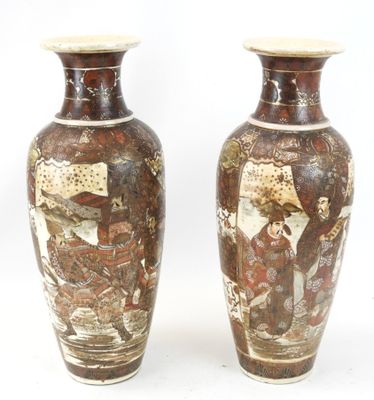 paire de vases asiatiques ornés de scènes asiatiques sur fond blanc