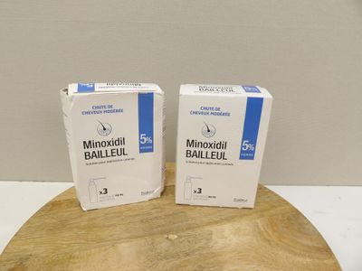 deux boîtes de médicaments posées sur une planche à découper en bois