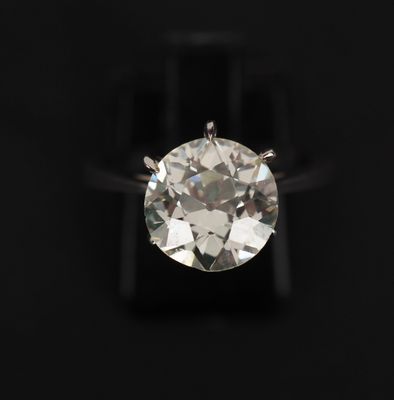 gros plan d'une bague en diamant sur fond noir