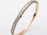 un gros plan sur une boucle d'oreille en or sertie de diamants
